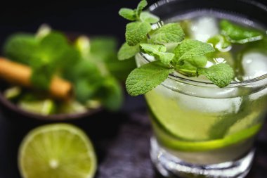Koyu ahşap masada Mojito kokteyl. Metin için yer ile, tipik Küba içki, dünya çapında bilinen.