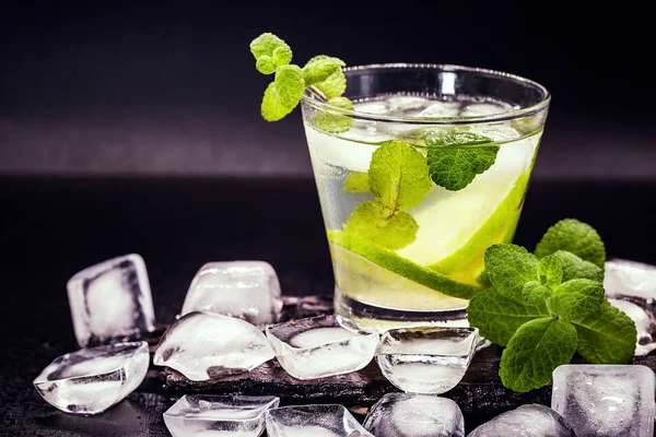 Mojito cocktail on dark wood table. With space for your text, typical Cuban drink, known worldwide. — Stock Photo, Image