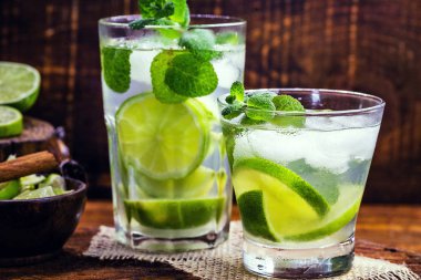 Mojito, Küba'da yapılan beyaz rom bazlı bir kokteyldir. Havana'da turist içkisi hazırlandı. rustik ahşap arka plan üzerinde alkollü içecek, menü veya restoran için görüntü.