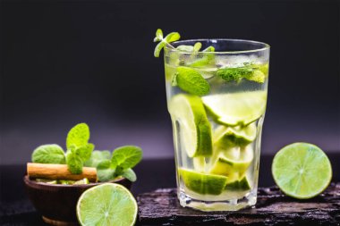 Siyah bir arka plan üzerinde bir bardak ferahlatıcı yaz soğuk limonata mojito. Turist içkisi, menü veya restoran görüntüsü. Tipik yaz turist içkisi.