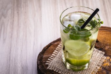 Mojito, Küba içkisi dünya çapında bilinir. Malzemeler, rom, şeker veya şurup, nane, limon ve gazlı su ek olarak.
