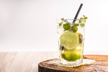mojito, Küba içkisi dünya çapında bilinir. Ahşap masa üzerinde gözlük taze Mojito.