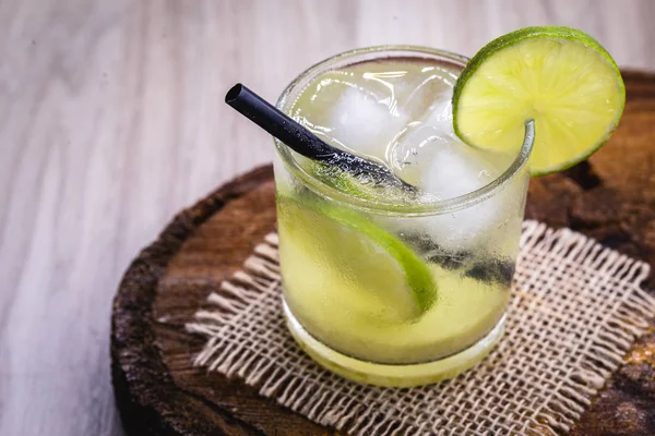 Acqua disintossicante estiva con limone, menta, cetriolo e basilico. Limonata fresca estiva, cocktail Mojito sul tavolo di pietra scura. Con spazio per il testo — Foto Stock