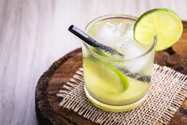 Acqua disintossicante estiva con limone, menta, cetriolo e basilico. Limonata fresca estiva, cocktail Mojito sul tavolo di pietra scura. Con spazio per il testo — Foto Stock