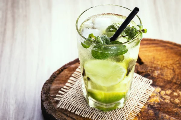 Acqua disintossicante estiva con limone, menta, cetriolo e basilico. Limonata fresca estiva, cocktail Mojito sul tavolo di pietra scura. Con spazio per il testo — Foto Stock