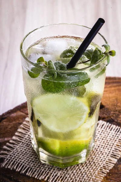 Mojito, bebida cubana conocida mundialmente. Los ingredientes son, además de ron, azúcar o jarabe, menta, limón y agua carbonatada . — Foto de Stock