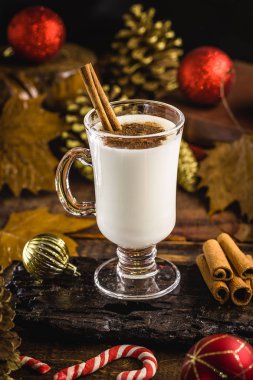 Eggnog / Gemadinha bir alkollü içecek veya abd menşeli kokteyl Noel yemeği, çok eggnog benzer servis edilir ama alkol içerebilir. Tipik Noel yemeği içkisi.