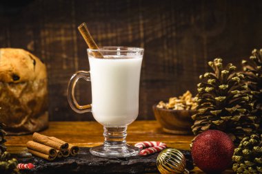 Tarçın Stick ile Ev Yapımı Beyaz Tatil Eggnog. Kış için sıcak içecek.