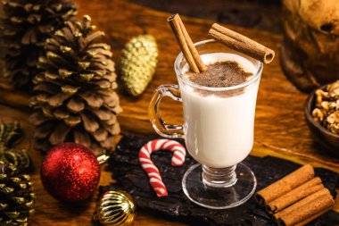 Eggnog / Gemadinha bir alkollü içecek veya abd menşeli kokteyl Noel yemeği, çok eggnog benzer servis edilir ama alkol içerebilir. Tipik Noel yemeği içkisi.