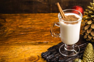 Eggnog / Gemadinha bir alkollü içecek veya abd menşeli kokteyl Noel yemeği, çok eggnog benzer servis edilir ama alkol içerebilir. Tipik Noel yemeği içkisi.