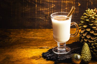 Noel ve kış tatilleri için tarçın ve hindistan cevizi ile Eggnog. Tipik Amerikan ve Avrupa içki, baharatlı böbrek ile cam ev yapımı eggnog. Metin için alan.