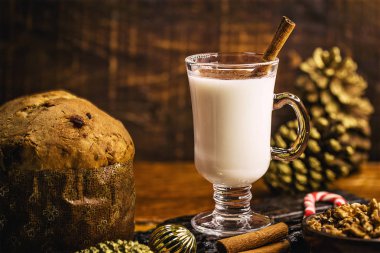 Süt, rom ve tarçın, akşam yemeği ve Noel süslemeleri ile cam kupa geleneksel kış eggnog. Kış için sıcak içecek.