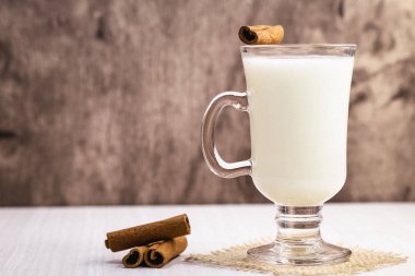 Noel eggnog ve tatil şenlikleri için tipik kış içki. Şeker kamışı, kırmızı ve beyaz ile dekore edilmiştir. Metin için alan.