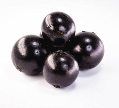 Jabuticaba veya jaboticaba denilen Brezilya meyveleri. Beyaz arka planda izole edilmiş. Organik meyve ve koruyucu madde yok..