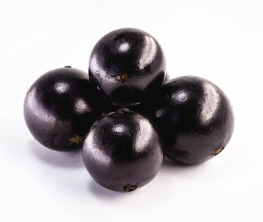 Jabuticaba veya jaboticaba denilen Brezilya meyveleri. Beyaz arka planda izole edilmiş. Organik meyve ve koruyucu madde yok..