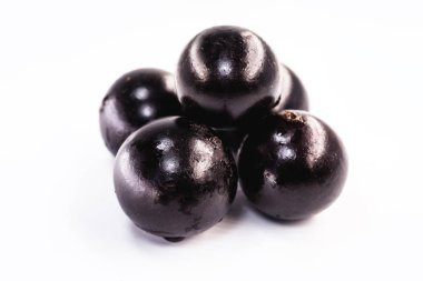 Jaboticaba ya da Jabuticaba, çiğ yenebilir ya da reçel, meyve suyu, likör ya da şarap yapımında kullanılabilir. Beyaz yalıtılmış arka planda tipik Brezilya meyvesi.