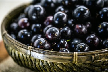Jaboticaba ya da jabuticaba olarak adlandırılan meyveler beyaz arka planda bir sepette, organik ve sağlıklı meyveleri korur..