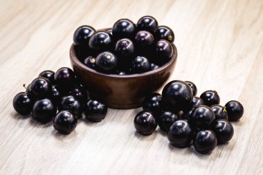 Jaboticaba ya da jabuticaba olarak adlandırılan meyveler beyaz arka planda bir sepette, organik ve sağlıklı meyveleri korur..