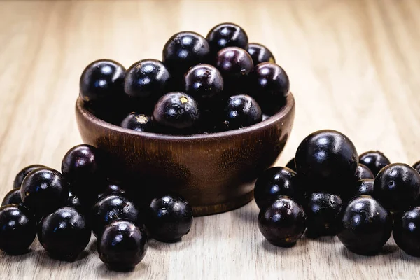 Frutta chiamata Jaboticaba o jabuticaba in un cesto su fondo bianco, conserva frutti biologici e sani . — Foto Stock