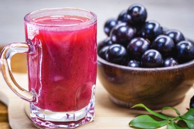 Jabuticaba suyu, Jaboticaba olarak da bilinen meyve. Doğrudan meyvelerden elde edilen doğal ve organik meyve suyu. Brezilya egzotik meyve suyu.