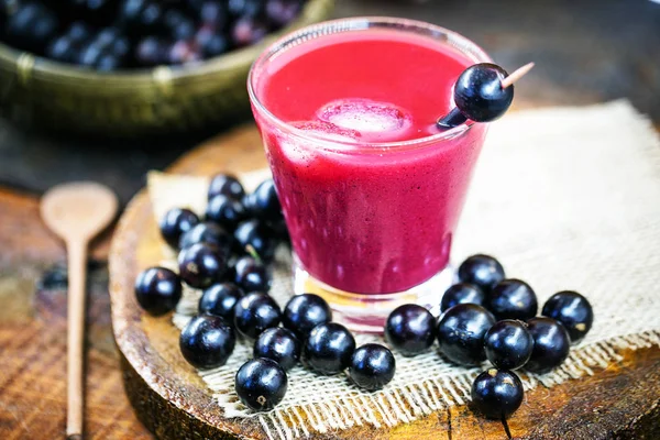 Jabuticaba suyu, Brezilya 'nın Minas Gerais eyaletinin ortak meyvesi. Güney Amerika 'da nadir meyveler. — Stok fotoğraf