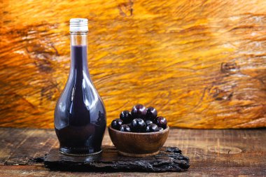Jabuticaba likörü, Jabuticabeira meyvesi, bir Brezilya meyve ağacı. Brezilya 'da yaygın alkollü içecek, Brezilya alkollü içeceği. Gastronomik turizm.