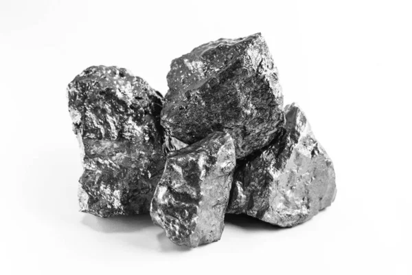Les pépites d'aluminium, l'aluminium est un élément chimique du symbole Al et le numéro atomique 13 avec la masse 27 u. À température ambiante, il est solide, étant l'élément métallique le plus abondant de la croûte terrestre . — Photo