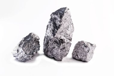 Alüminyum külçeler, Al ve atom numarası 13 olan ve kütlesi 27 u olan bir kimyasal elementtir. Oda sıcaklığında, katıdır, Dünya 'nın kabuğunun en bol bulunan metalik elementidir..