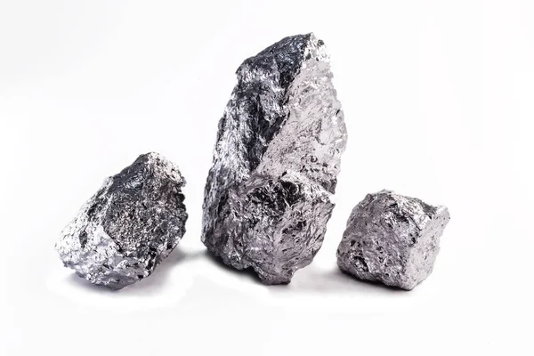 Aluminium nugget, aluminium adalah unsur kimia dari simbol Al dan nomor atom 13 dengan massa 27 u. Pada suhu kamar, ia padat, menjadi unsur logam yang paling melimpah dari kerak bumi . — Stok Foto