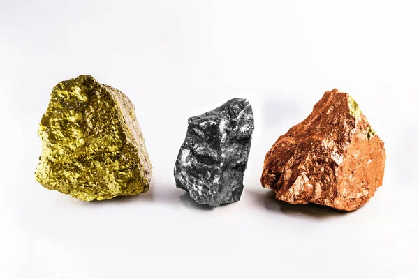 Група дорогоцінного каменю золота срібна бронза на білому фоні — стокове фото