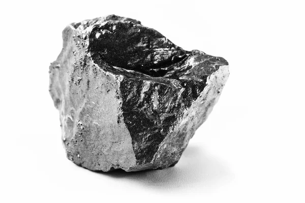 Doğal platin külçesi beyaz arkaplanda izole edilmiş.