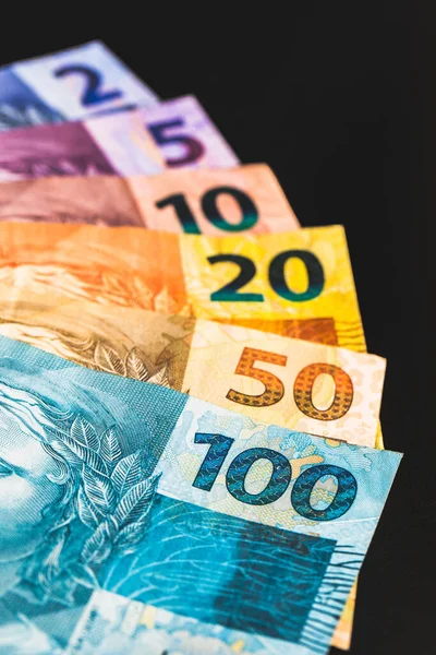 Brezilya 'nın para banknotları, Brezilya Real. Yüz, elli, yirmi, on, beş ve iki reais. Sıraya girin. Ekonomi kavramı. — Stok fotoğraf