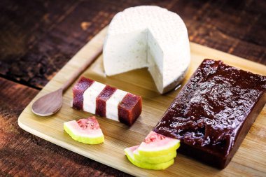 Brezilya usulü guava ezmeli, ahşap zemin üzerinde peynir. Romeo ve Juliet adında tatlı, kimyasal katkı maddeleri olmayan sağlıklı bir tatlı..