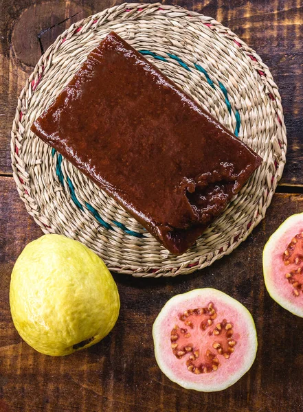 Guava è un dolce a base di guava tipico del cibo rustico, ma è anche consumato in molti luoghi in tutto il mondo. Pasta di guava su tavolo rustico in legno. Chiamato Brasile anno di Goiabada . — Foto Stock