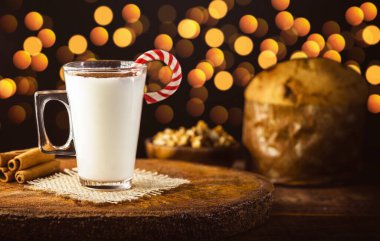 Eggnog. Noel ışıkları arka planında tipik bir Noel içkisi. Noel temasında Bokeh etkisi. Kış içeceği 50.