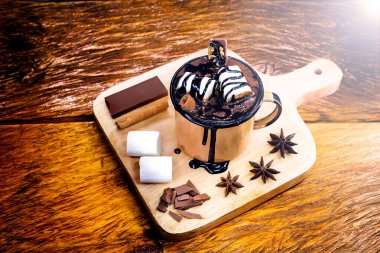 Sıcak çikolata ya da sıcak kakao sıcak sütte eritilmiş sıcak çikolata ya da kakao tozuyla yapılan sıcak, tatlı bir içecektir..