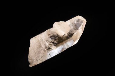 Kuvars dünyadaki en bol ikinci mineraldir. Her oksijenin iki tetrahedrona bölündüğü silis tetrahedronlardan oluşan trigonal kristal bir yapısı var..