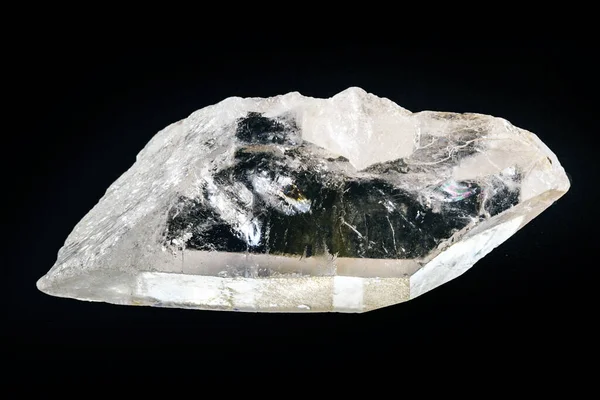 Quartz is the second most abundant mineral on earth. It has a trigonal crystalline structure composed of silica tetrahedrons, where each oxygen is divided between two tetrahedrons. — Stock Photo, Image