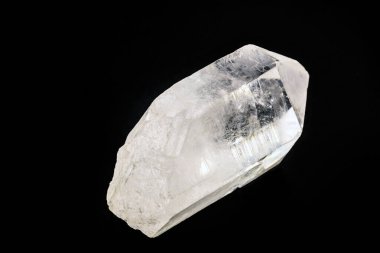 Kuvars dünyadaki en bol ikinci mineraldir. Her oksijenin iki tetrahedrona bölündüğü silis tetrahedronlardan oluşan trigonal kristal bir yapısı var..