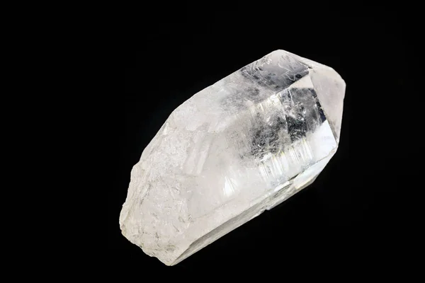 Quartz is the second most abundant mineral on earth. It has a trigonal crystalline structure composed of silica tetrahedrons, where each oxygen is divided between two tetrahedrons. — Stock Photo, Image
