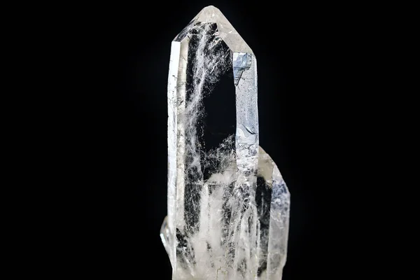 Fotografía macro de minerales naturales de la colección geológica: piedra de cuarzo transparente (diamantes de imitación) sobre fondo negro aislado . — Foto de Stock