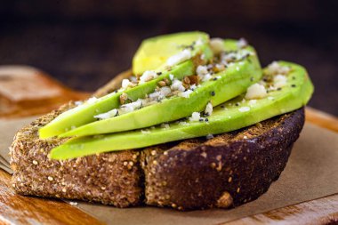 Avokado, yulaf ve kestaneli glütensiz vegan ekmekli tost. Vejetaryen yemeği, sağlıklı yemek..