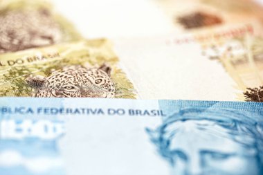 Brezilya parası, makro ve yaklaşık 100 ve 50 reais banknot. Brezilya ekonomisi konsepti.