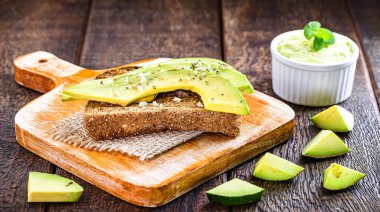 Avokado, tam ekmekli ve sabah kızartılmış, sağlıklı beslenme. Avokado ve kremalı börek..