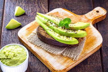 Avokado, tam ekmekli ve sabah kızartılmış, sağlıklı beslenme. Avokado ve kremalı börek..