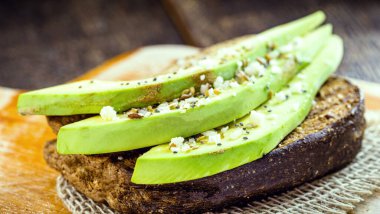 Avokado ve baharatlı tam buğday tostu. Daha sağlıklı bir yaşam için vejetaryen yemeği..