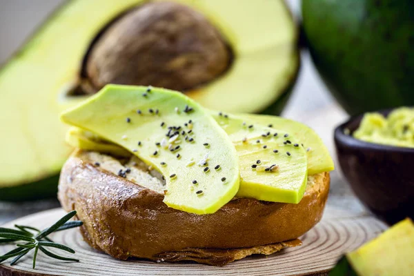 Авокадо Поджаренным Хлебом Вегетарианской Здоровой Едой — стоковое фото