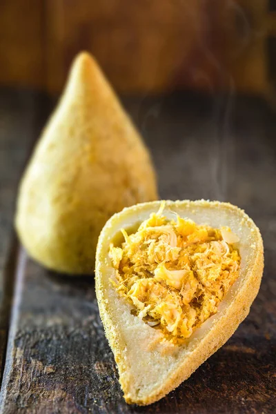 Típico Brasileiro Salgado Chamado Coxinha Frango Feito Com Frango Picado — Fotografia de Stock