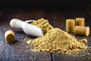 Tahta kaşıkta yer fıstığı unu, ölçü kaşığı..