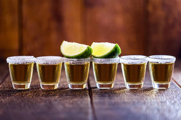 Kilka Kieliszków Tequili Kolejce Napój Meksykańskiej Kultury Destylowanego Alkoholu Cytryny — Zdjęcie stockowe